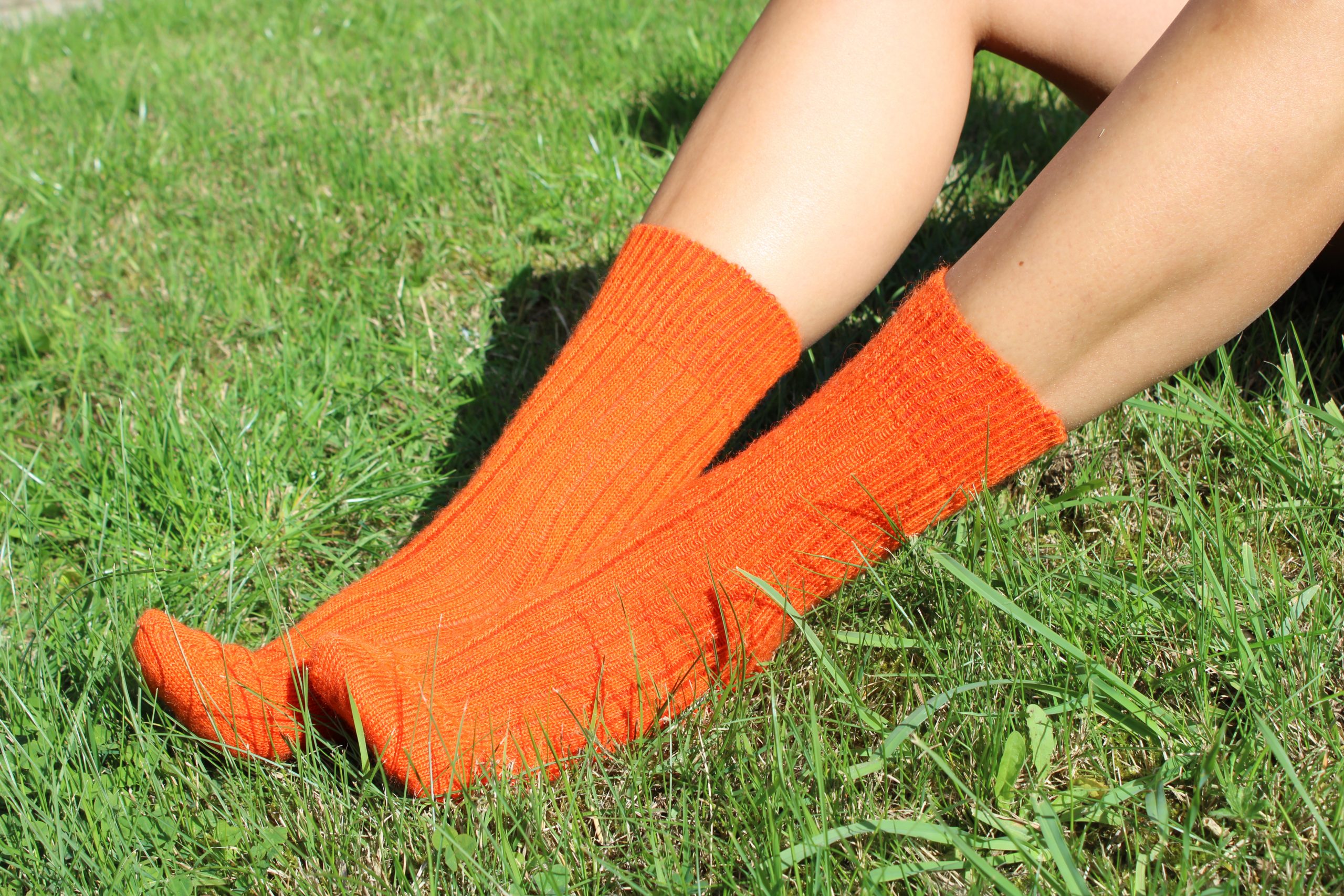 Venez-decouvrir-nos-chaussettes-oranges-en-mohair-en-fibres-fines-et-douces-qui-maintiennent-vos-pieds-au-chaud-tout-en-les-laissant-respirer-sur-www.aumohairedelachtitebiquette.fr